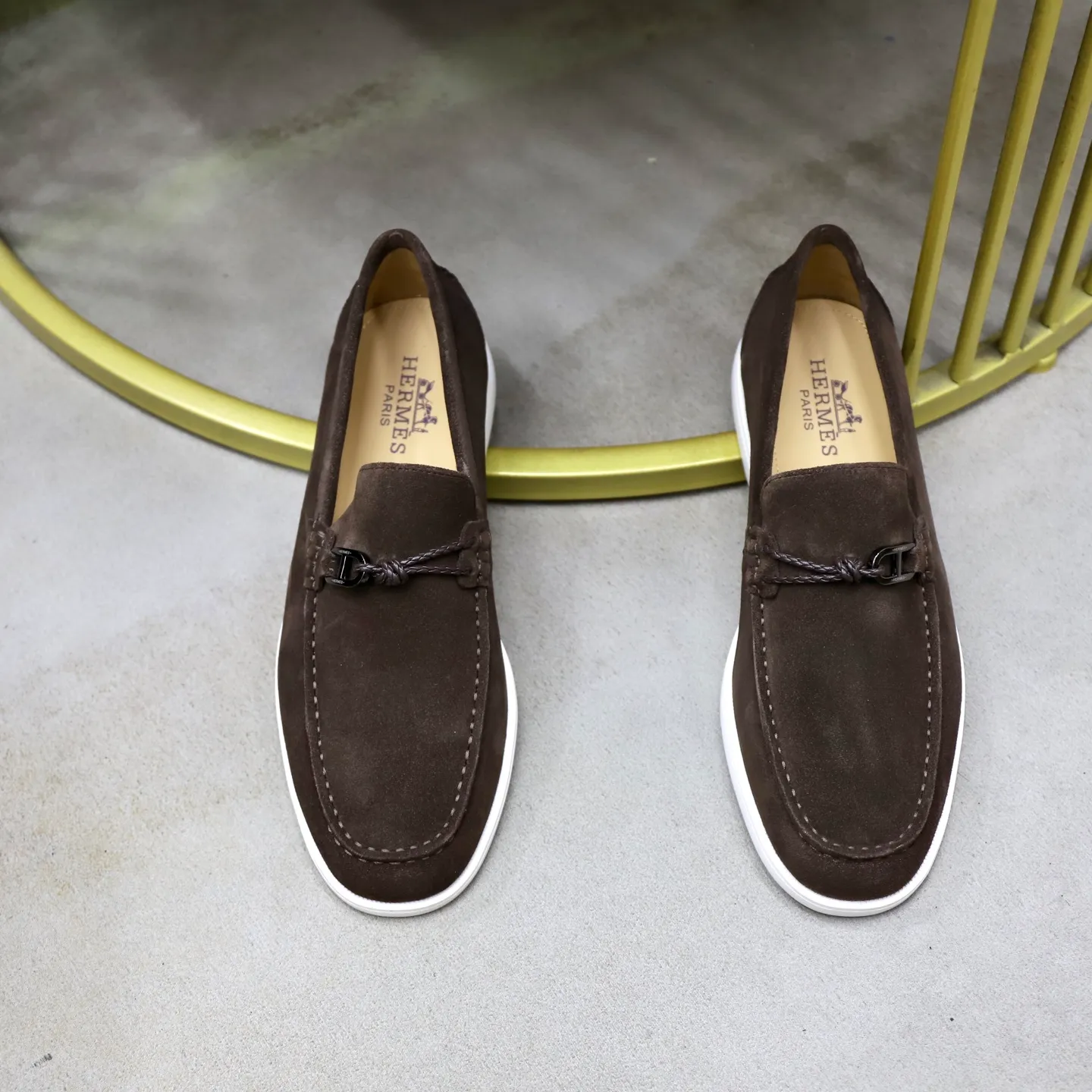 Ex-factory price: 540💰Hermès/Hermès slip-on men's shoes. This shoe is made of imported cow suede leather, with simple and smooth lines, and a 3CM rubber foam ultra-light sole combined with aerodynamic design! Youthful and fashionable, H button decoration, contrasting leather embellishment on the heel, calf lining to gently wrap your feet, with embossed logo cowhide feet, leather rock strips, casual and urban style, highlighting youthful vitality, sports and leisure version, super versatile Size number: 38-39-40-41-42-43-44 Standard leather shoe size (45 can be customized but does not support returns)